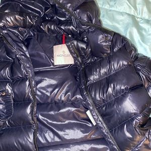 Boys Moncler Winter Bubble Coat. Size 12. Comes with a detachable hood. Navy Blu